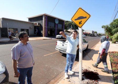 Moradores reclamam e prefeitura sinaliza cruzamento perigoso
