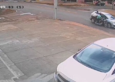 Câmera flagra carro de ‘Geraldinho’ fechado por moto antes da colisão em poste