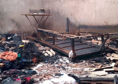 Incêndio destrói casa onde mulher morava com filhos em Dourados; veja como ajudar