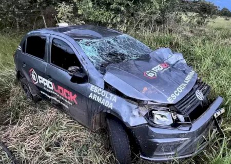 Veículo de escolta armada capota após colisão com boi na BR-359