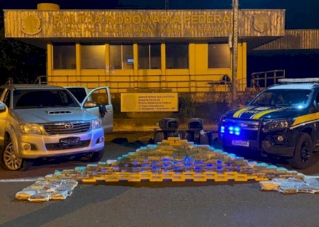 Dupla foge e abandona Toyota Hilux com 148 quilos de cocaína