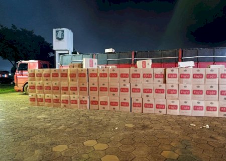 Carreta tombada é apreendida com carga milionária de cigarros na MS-164
