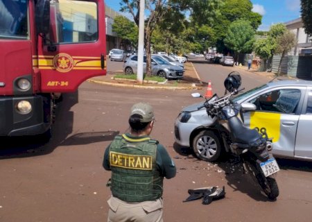 Motorista de aplicativo invade preferencial e deixa motociclista ferido em Dourados