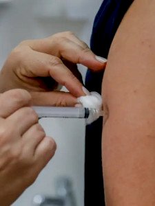 Dengue: produção nacional e dose única são vantagens da nova vacina