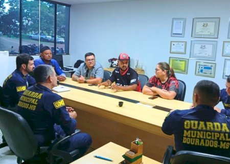 Guarda Municipal reúne moto-entregadores para alertar sobre segurança no trânsito