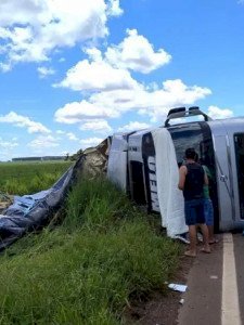 Mulher fica ferida após carreta tombar na MS-040; marido e filha sem ilesos