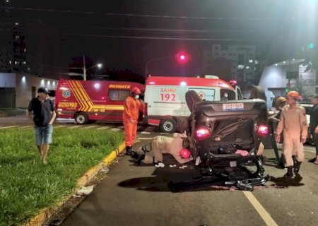 Mulher cruza no sinal vermelho e bate em outro carro em Dourados