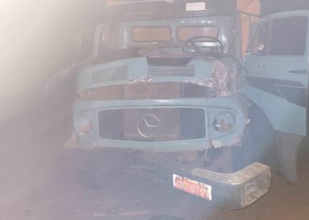 Caminhoneiro morre após carreta sair da pista e tombar