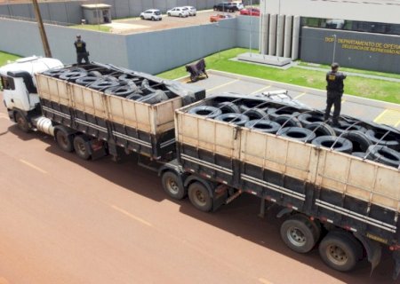 Carreta com 200 pneus contrabandeados é interceptada em Laguna Carapã