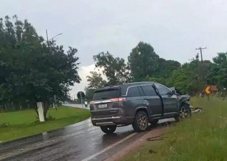 Dois homens são arremessados após batida com carro na fronteira