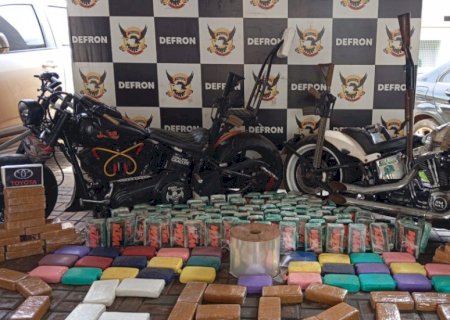 Pai, esposa e filho são presos com armas de guerra, veículos de luxo e drogas na fronteira