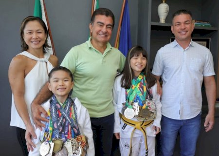 Campeões de jiu-jitsu são recebidos pelo prefeito de Dourados