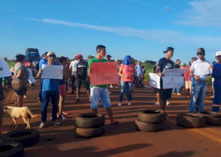 Com reunião marcada para amanhã, moradores liberam BR-163 após 2 horas de protesto