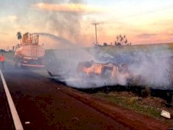 Homem fica ferido após carro capotar e pegar fogo na BR-163