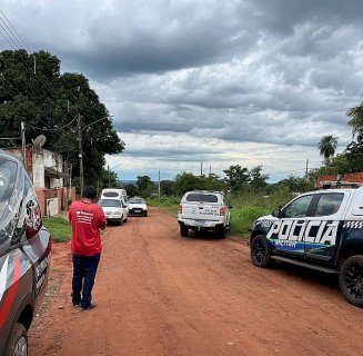Homem mata ex-companheira com golpe de faca, liga para polícia e foge