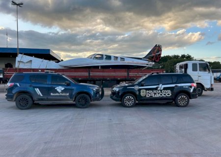 Avião montado com peças com suspeita de exportação ilegal é apreendido na fronteira