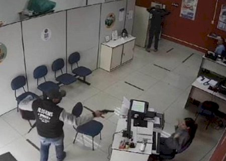 Dupla armada invade agência de crédito, faz funcionários de reféns e esvazia cofre