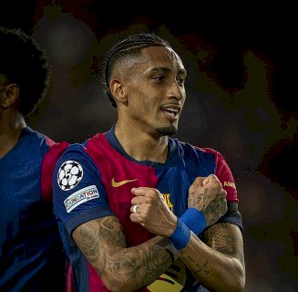 Com noite mágica de Raphinha, Barcelona vence Benfica e avança na Champions League