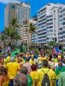 Em ato no Rio de Janeiro, Bolsonaro afirma que não fugirá do país