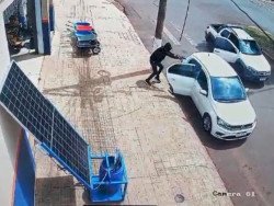 Homem é morto a tiros no centro de cidade da fronteira e carro do crime abandonado em chamas