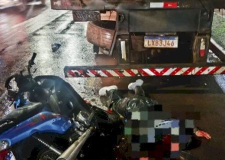 Mulher fica ferida após bater em caminhão parado na fronteira de MS