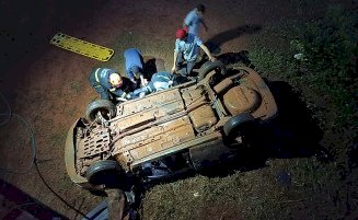 Carro despenca de ponte e três pessoas ficam feridas
