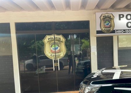 Bando usando farda militar invade aldeia e mata homem na frente do pai, também ferido