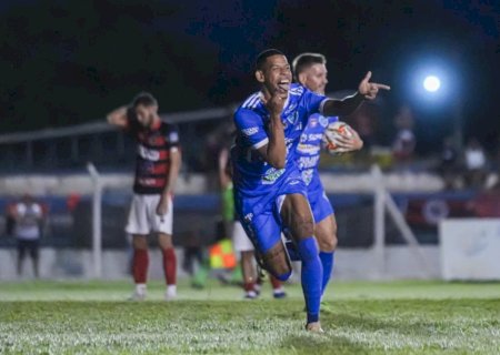 Zagueiro marca 3, Ivinhema goleia Águia Negra e está na final do Estadual