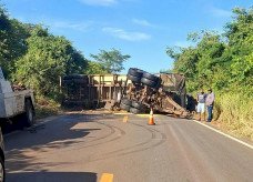Peça de engate se solta e carreta tomba na MS-395