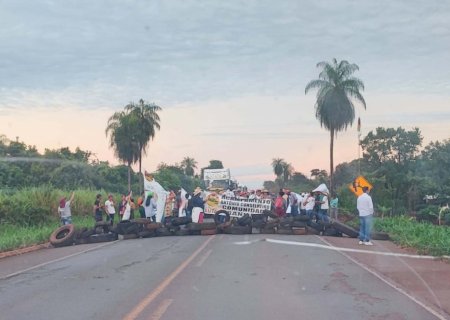 Em luta por reforma agrária, trabalhadores bloqueiam estradas e ocupam sede do Incra
