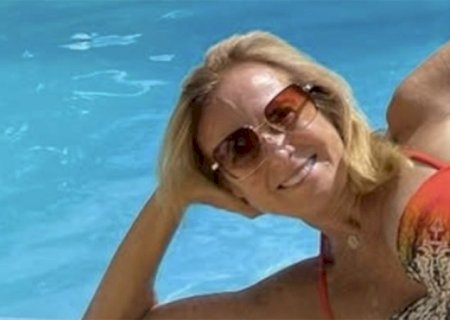 Eterna Garota de Ipanema, Helô Pinheiro arrasa em foto na piscina