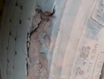 “Aqui você não multa”: dono de moto apreendida se revolta com pneus “carecas” de guincho