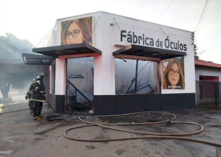 Incêndio destrói fábrica de óculos e sorveteria em Itaporã