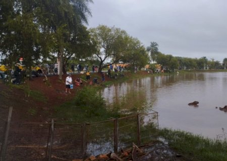 Com pesca liberada, Dourados tem parque lotado no primeiro dia da Festa da Páscoa
