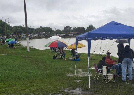 Garoa não impede e famílias comparecem no Parque Antenor Martins para pesca