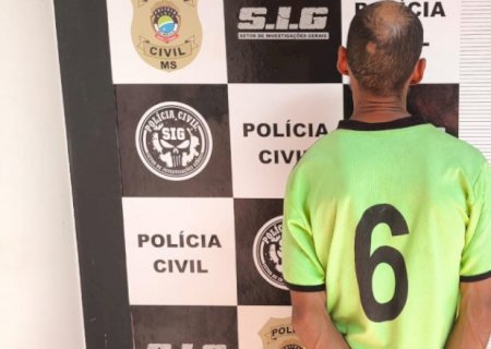 Durante investigação de roubo de veículo, policiais flagram homem vendendo droga no meio da rua