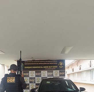 Carro roubado que seria usado no tráfico de drogas é recuperado em Laguna Carapã