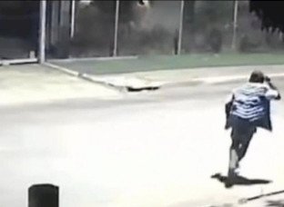 Polícia procura por homem flagrado atacando motociclistas com facão