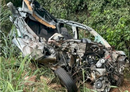 Carro bate de frente com caminhão, fica destruído e mulher morre na BR-267