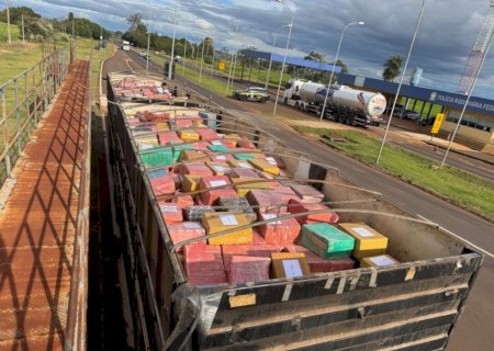 PRF apreende 27 toneladas de maconha em carreta carregada com milho