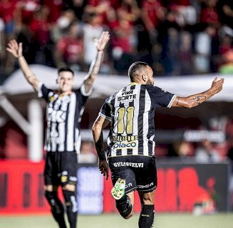 Santos vence o Vitória no Barradão e conquista a primeira vitória fora de casa no Brasileirão