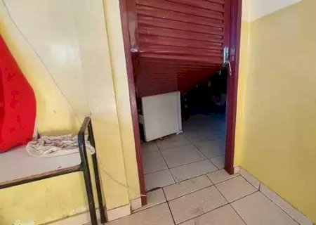 Homem invade ONG, tenta matar esposa e troca facadas com segurança