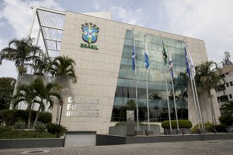 Fifa notifica CBF e cobra esclarecimentos sobre atuação de agente não licenciado em contratação de Ancelotti