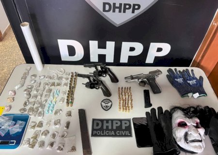 Suspeito de homicídio é preso com armas, drogas e apetrechos utilizados em roubos