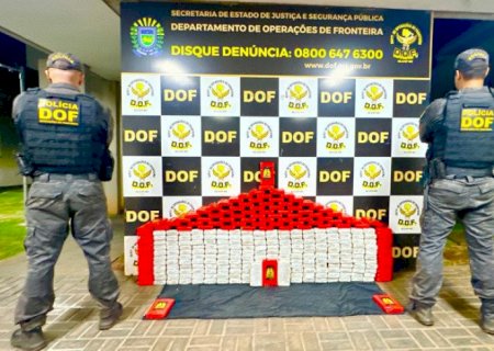 Motorista é preso com 300 quilos de cocaína escondidos em fundo falso de carreta