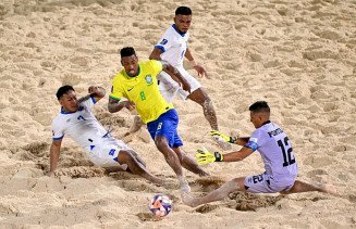 Brasil vence El Salvador na estreia da Copa do Mundo de futebol de areia