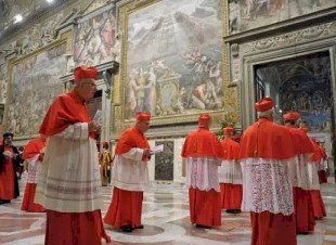 Cardeais iniciam eleição do novo Papa com Missa na Basílica de São Pedro