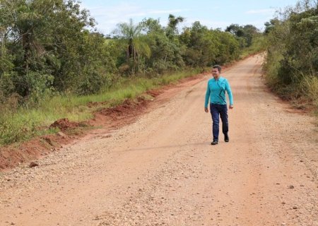 Prefeitura leva cascalhamento às estradas rurais do distrito de Itahum