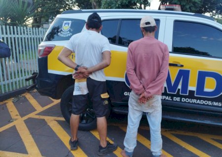 Dupla é presa furtando fios de energia de campo de futebol na Vila Hilda