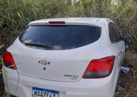 Carro roubado em Ponta Porã é encontrado abandonado e depenado no Paraguai